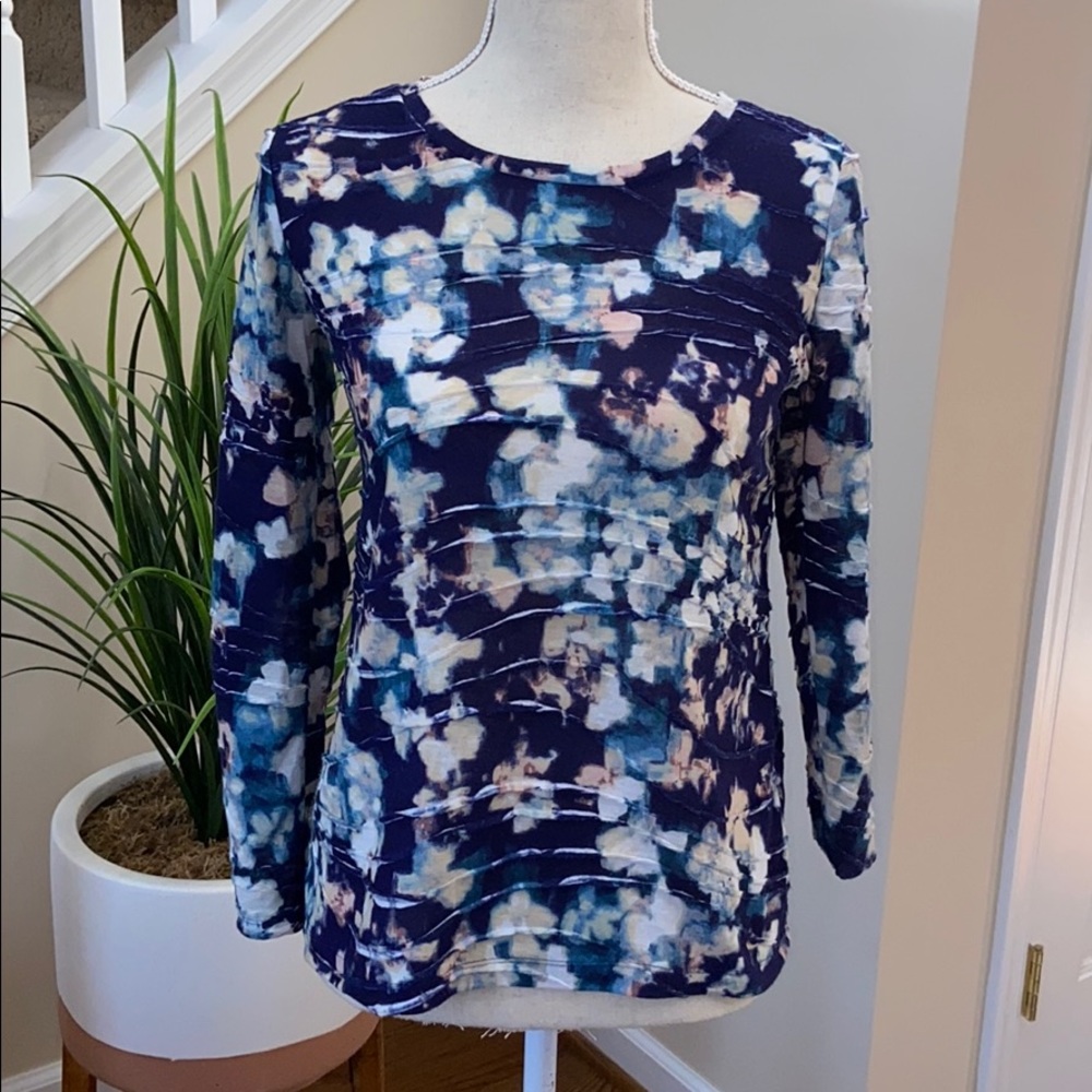 Simple Vera Vera Wang floral top